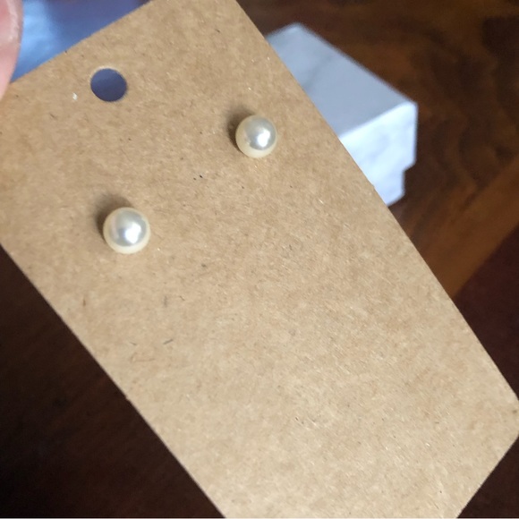 Elegant 6mm classic white glass pearl post earrings - Picture 1 of 6